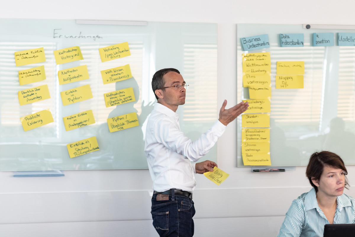 Data Scientist training Ein Mann vor einem Whiteboard